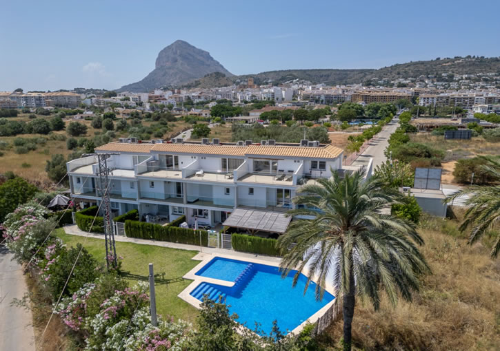 Modern South Facing 4 Bedroom Townhouse