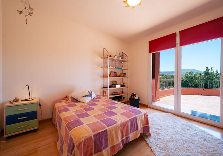 725